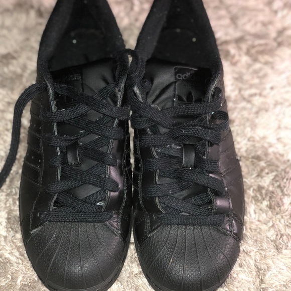 Boy’s Adidas shell toe sneakers - Picture 1 of 6